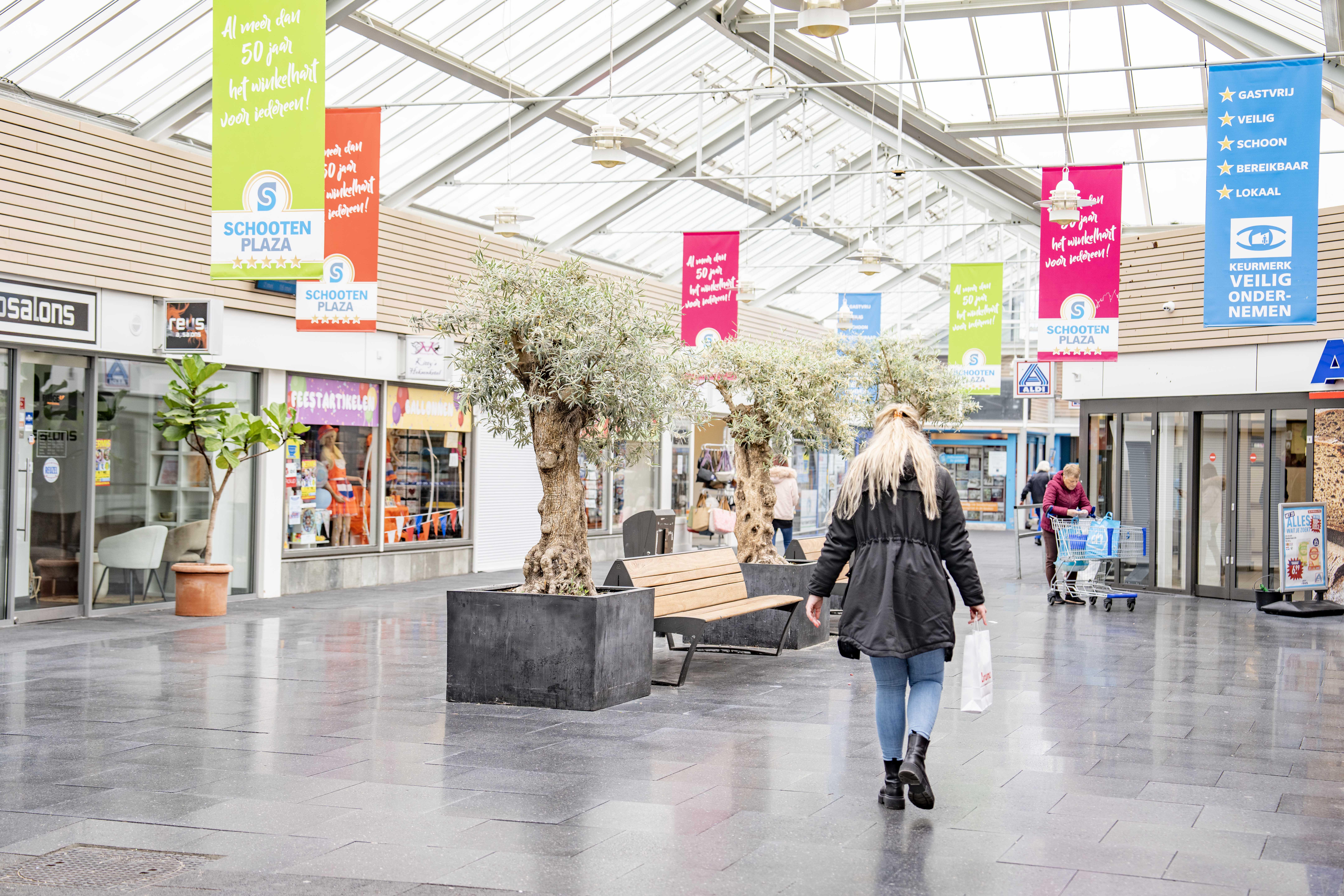 Gooien met winkelwagens, bankjes vernielen. Hangjeugd moet uit Schooten Plaza verdwijnen. ’Ze zoeken